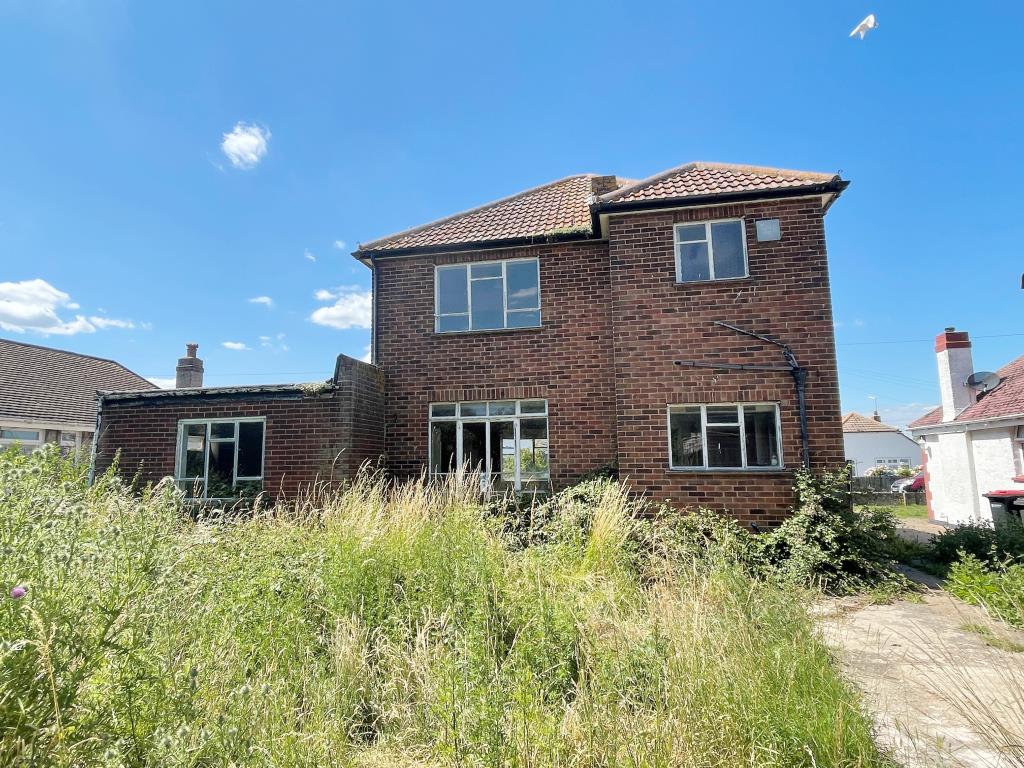 Lot: 77 - DETACHED HOUSE FOR REFURBISHMENT -